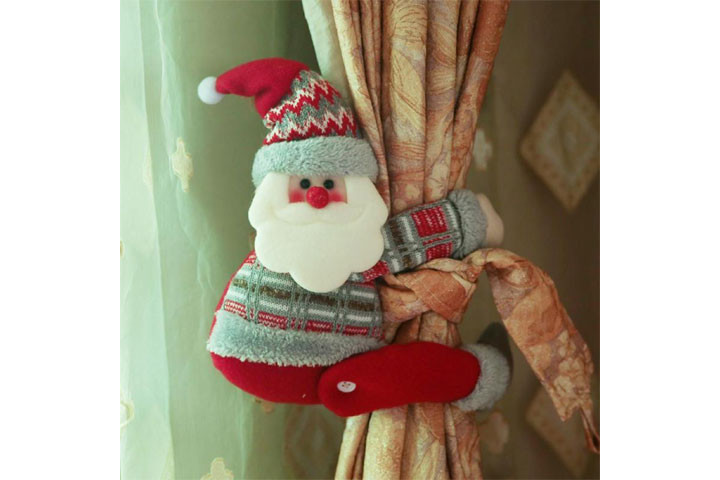 Julemand kan sættes til at hænge i gardinet - ideel jylepynt1 