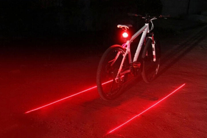 Baglygte til cyklen, der med laser lyser 2 røde sikkerhedsstreger op på vejen1 