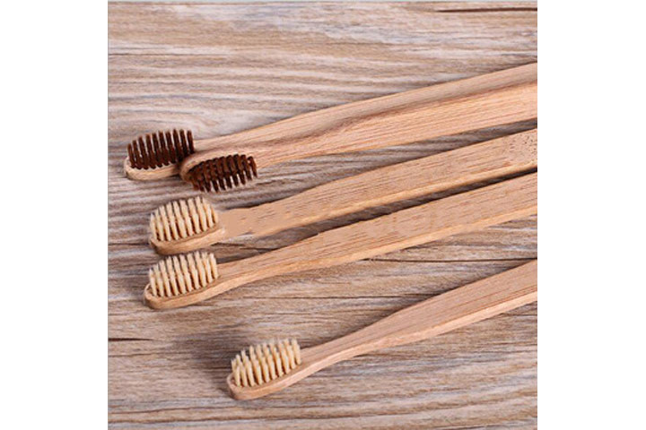 10 stk. bambustandbørster, der indeholder aktivt kul, som fjerner plak og bakterier og bleger tænderne1 