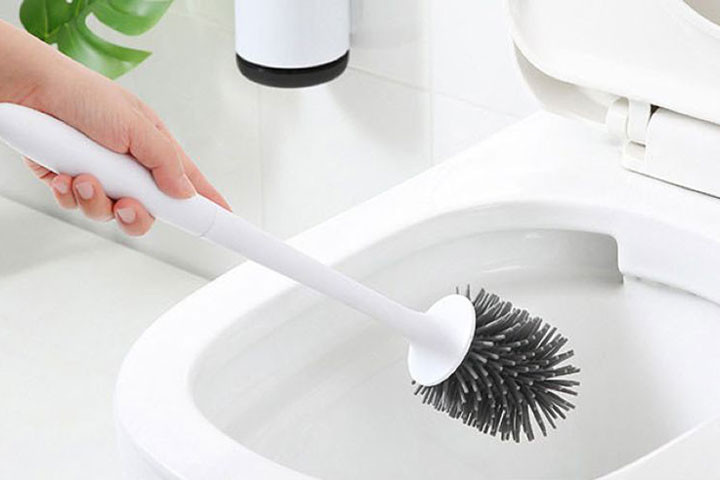 Gør toilettet rent med en antibakteriel toiletbørste1 