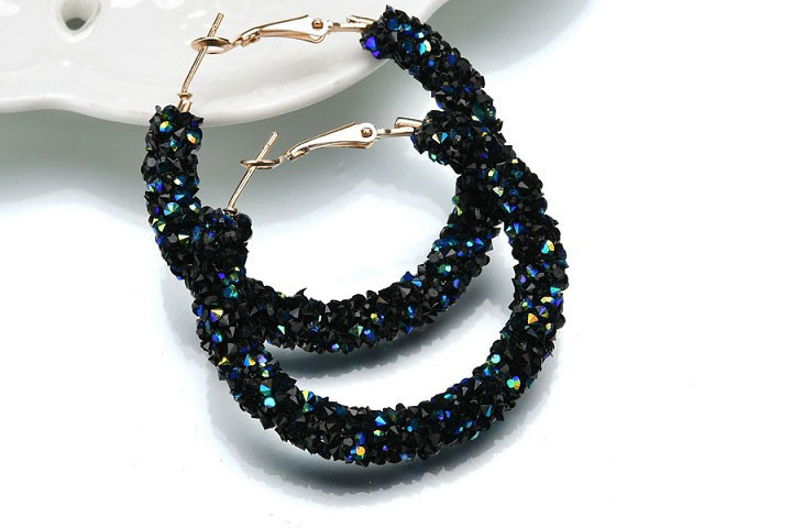 Crystal Hoop øreringe med en masse smukke sten i sort, hvid eller blå farve 7 