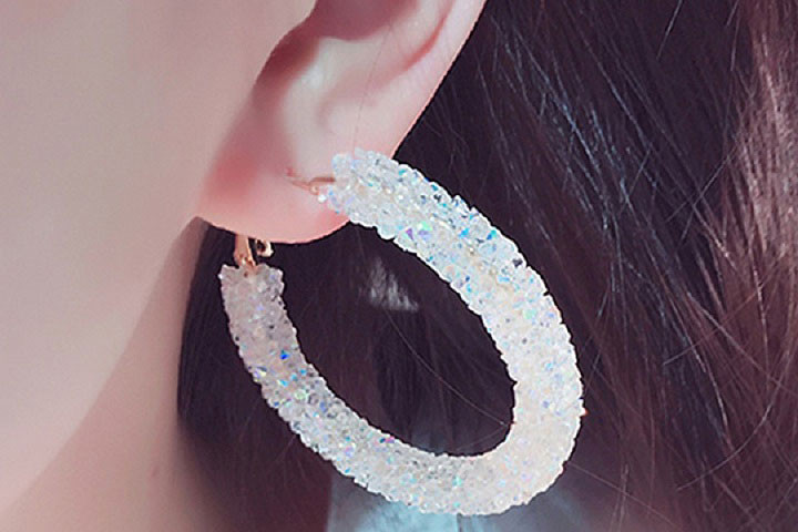 Crystal Hoop øreringe med en masse smukke sten i sort, hvid eller blå farve 5 