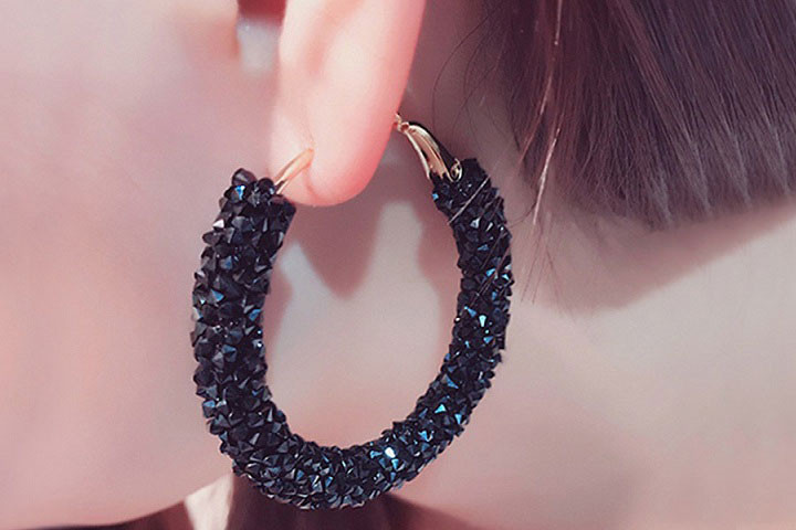 Crystal Hoop øreringe med en masse smukke sten i sort, hvid eller blå farve 1 