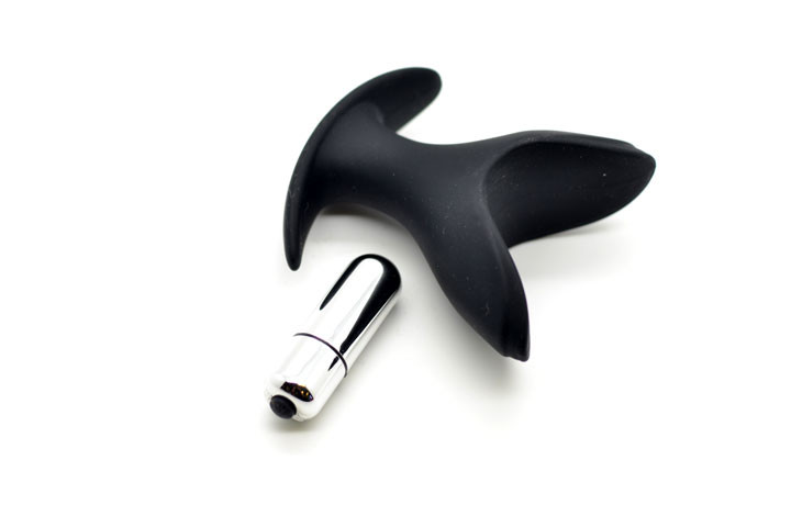 Blackie er en lille og praktisk vibrator med et anderledes design3 