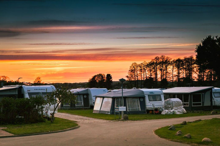 Nyd efterårsferien på Feddet Camping med 4 overnatninger for 4 personer i enten strandhytte, lærkehytte eller luksus campingvogn4 