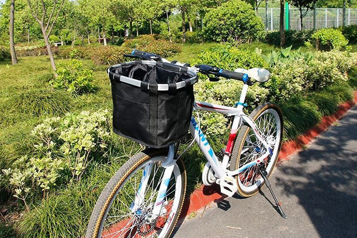 Slip for at slæbe poser og tasker med på indkøb med denne cykelkurv1 