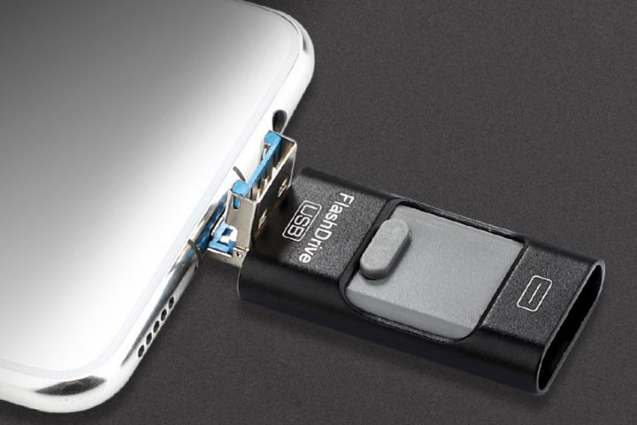 Med det smarte 32 GB flash-drive kan du nemt flytte billeder fra din telefon til din PC6 