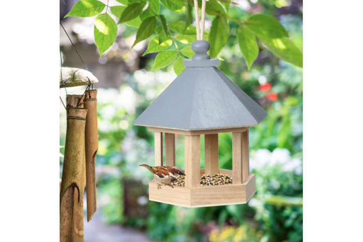 Fuglehuset er lavet i træ og tiltrækker fugle2 