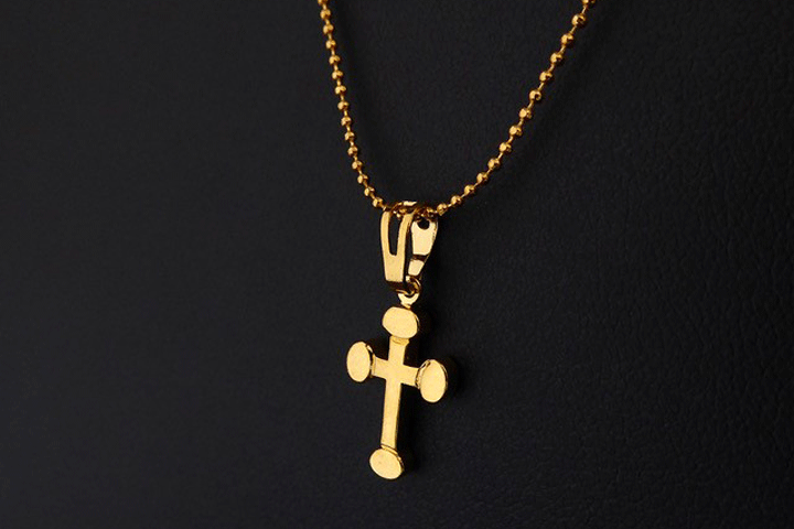 Få den smukke halskæde, Gabriel's Kors, som er belagt med 24 karat guld 1 