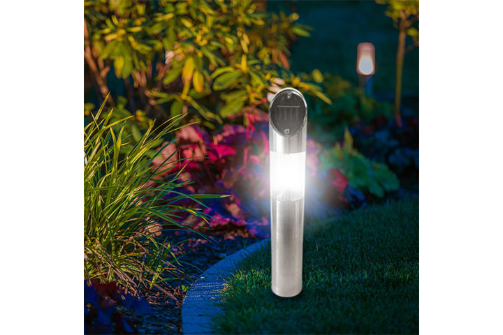 Skab magisk stemning i din have med Grundigs solcellelampe på spyd - Lys op med solens kraft2 