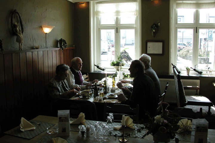 Ophold for 2 med aperitif og 3 retters klassisk menu eller buffet ved det smukke Maribo Søområde på hyggelige Ebsens Hotel.6 