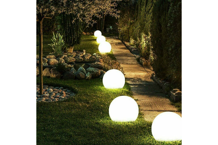 LED havelamperne lyser i flere forskellige farver2 