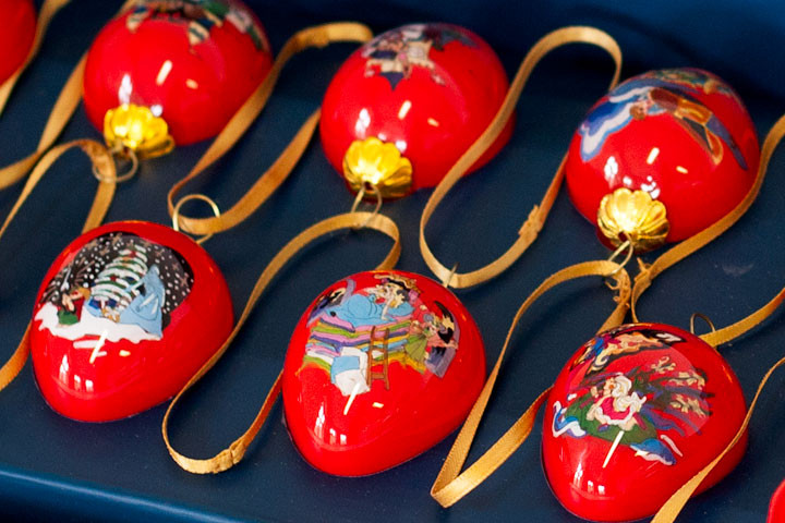 Pynt dit juletræ med de smukkeste glas julekugler og klokker med H.C. Andersens eventyr2 