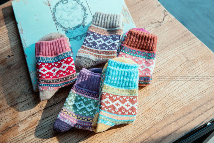 Pift sokkeskuffen op med lune, farvefine varme uld strømper.6 