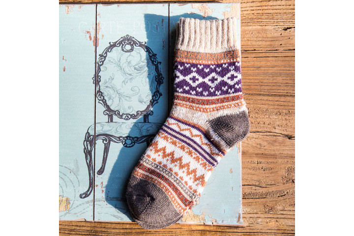 Pift sokkeskuffen op med lune, farvefine varme uld strømper.10 