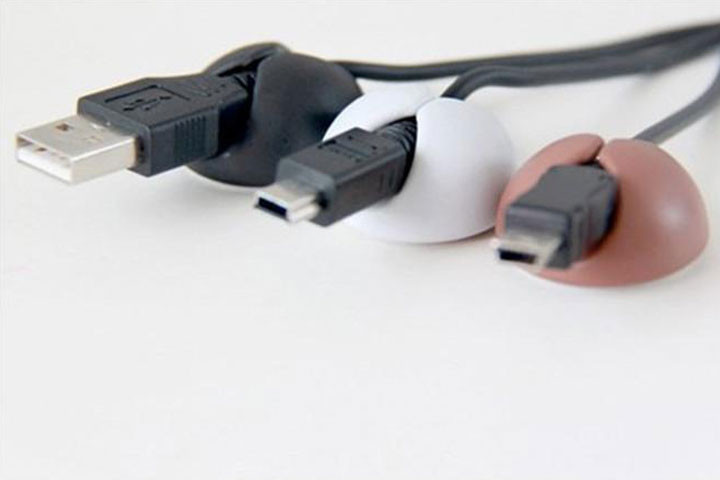 Få 12 eller 24 selvklæbende kabelholdere, der sørger for at kablerne ikke roder1 