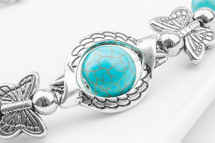 Feminint armbånd med sommerfuglevedhæng og sølv- og turkisfarvede perler 3 