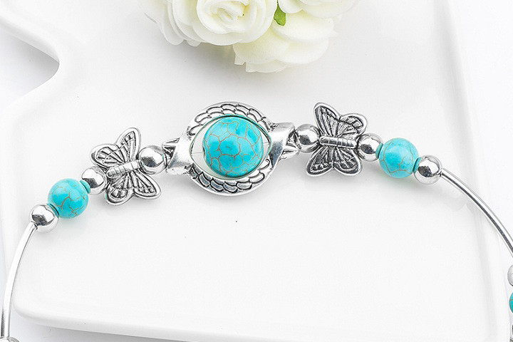 Feminint armbånd med sommerfuglevedhæng og sølv- og turkisfarvede perler 2 