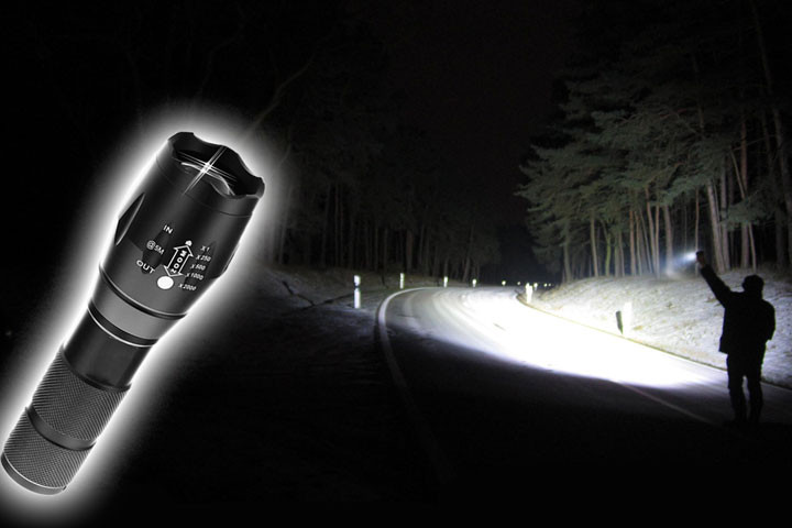 Kraftig LED-lommelygte på 2000 lumen og med flere zoom-variationer1 