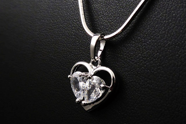 Love drop Rhodium smykkesæt med hjertehalskæde og hjerteørestikker med påsatte zirkoner2 