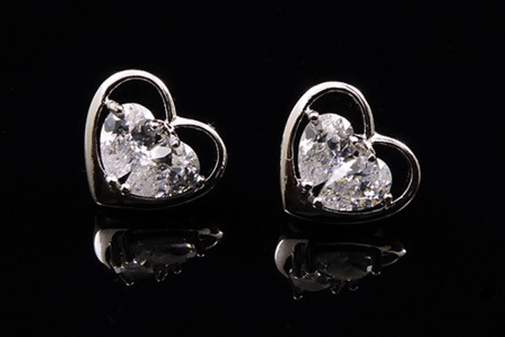 Love drop Rhodium smykkesæt med hjertehalskæde og hjerteørestikker med påsatte zirkoner3 
