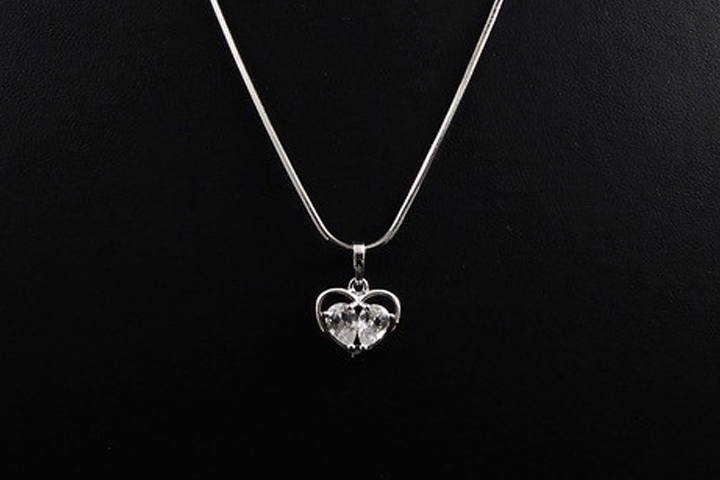 Love drop Rhodium smykkesæt med hjertehalskæde og hjerteørestikker med påsatte zirkoner5 