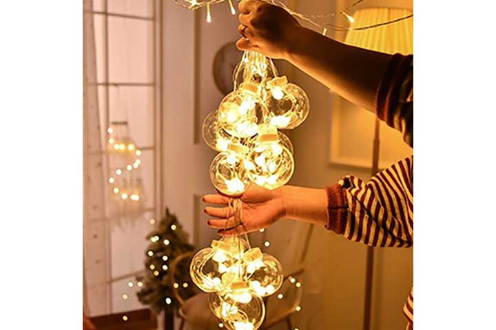 Varm Hvid Julemagi: Oplev den behagelige glød fra vores lyskæde med 12 julekugler.3 