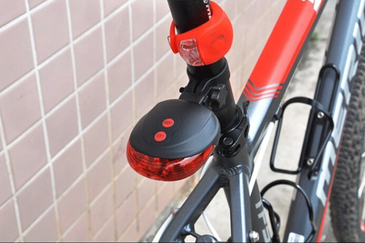 Baglygte til cyklen, der med laser lyser 2 røde sikkerhedsstreger op på vejen2 