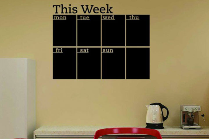 Hold styr på familiens uge med en praktisk og fin wallsticker-ugetavle2 
