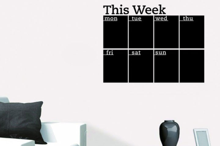 Hold styr på familiens uge med en praktisk og fin wallsticker-ugetavle3 