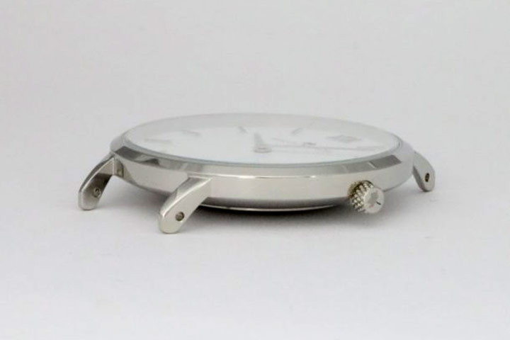 Sølvfarvet ur fra Malou Marcel, der er lavet i et smukt, tidsløst design 4 