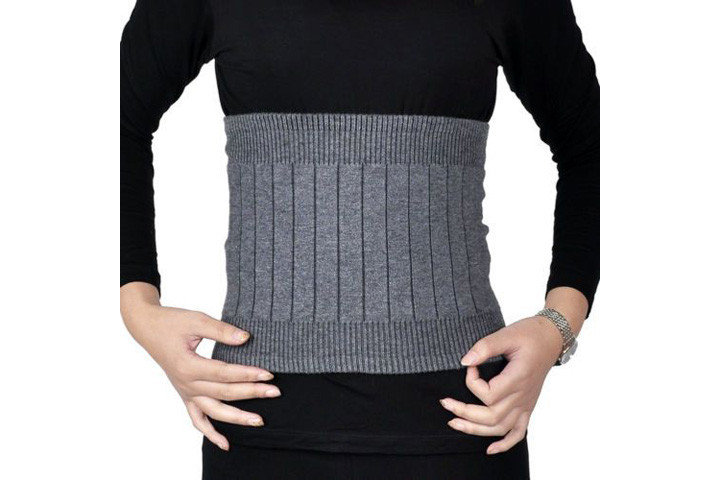 Mave og ryg varmer i uld - vælg mellem sort eller grå model4 