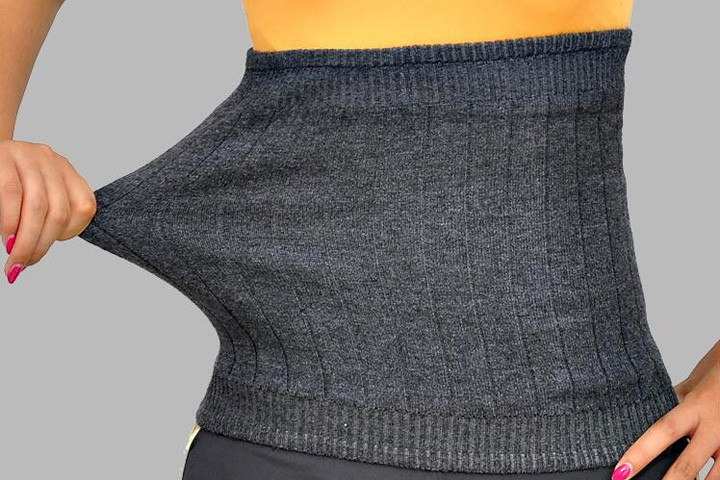 Mave og ryg varmer i uld - vælg mellem sort eller grå model2 