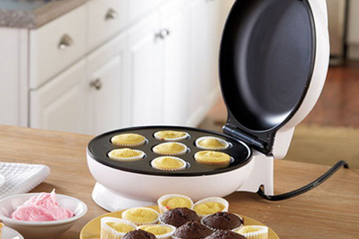 Nu kan du lege konditor i køkkenet med denne sjove muffins bagemaskine!1 