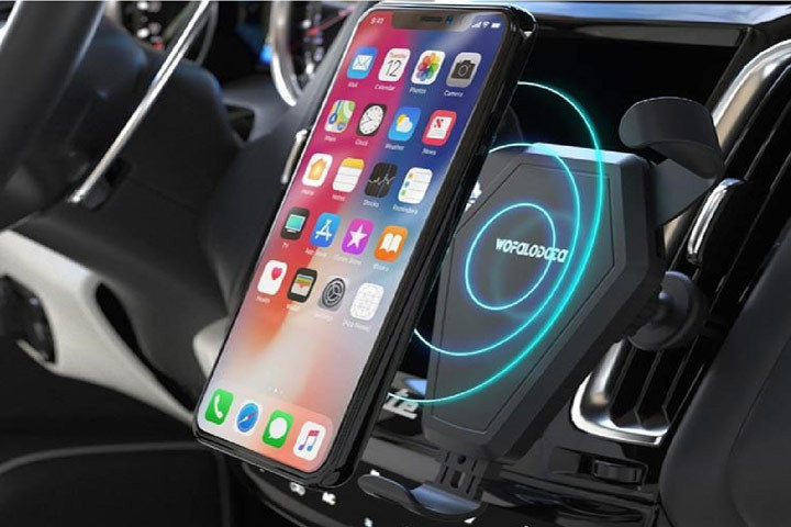 Oplad din smartphone trådløst i smart holder til bilen.1 