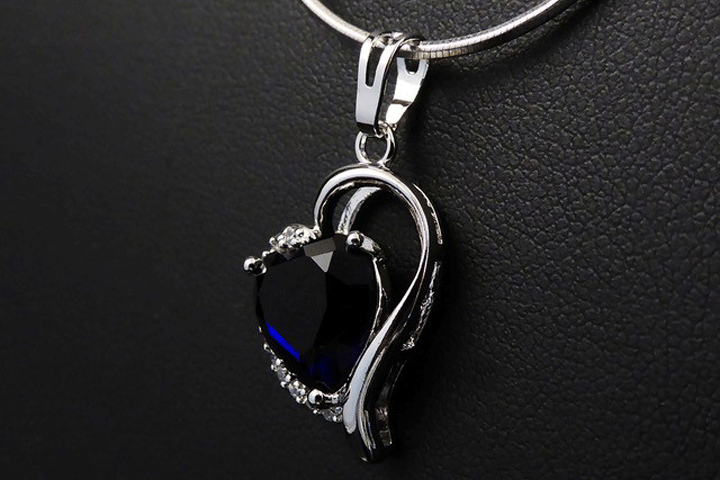 Smuk og elegant Rising Sapphire Heart halskæde med hjertevedhæng 1 