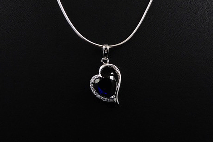 Smuk og elegant Rising Sapphire Heart halskæde med hjertevedhæng 2 