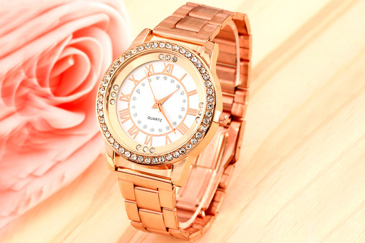 Ur i lækkert design med Swarovski sten. Vælg mellem uret i sølv, guld eller rosa guld3 