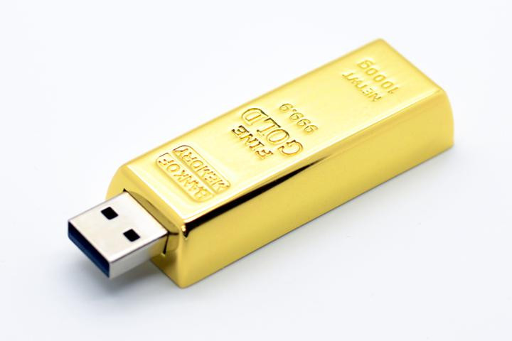 Opbevar de vigtigste minder på et eksklusivt 64 GB USB-stik formet som en guldbar2 