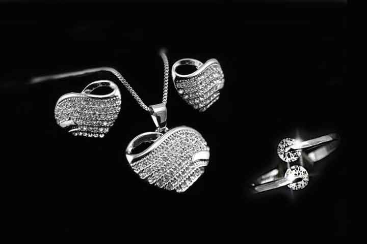 Smykkesæt med halskæde, øreringe og ring i flot design 3 