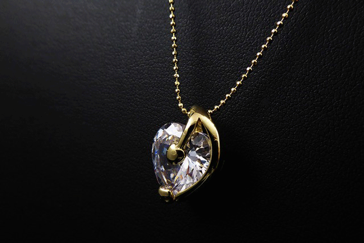Smukt Queen diamond II guld smykkesæt med hjerter 3 