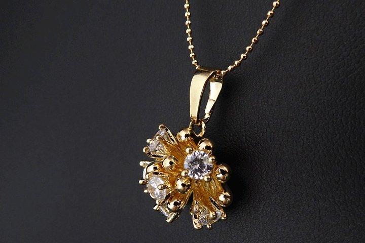 Smukt og elegant smykkesæt belagt på 14 karat guld bestående af halskæde med vedhæng samt ørestikker3 