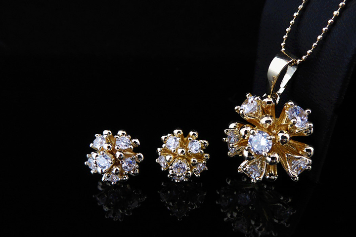 Smukt og elegant smykkesæt belagt på 14 karat guld bestående af halskæde med vedhæng samt ørestikker1 