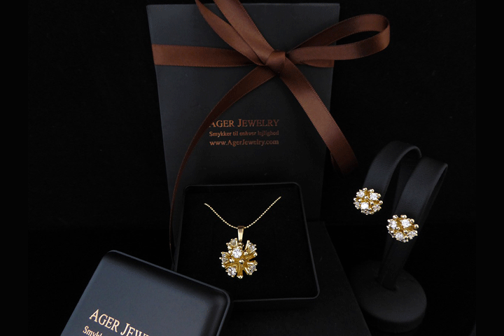 Smukt og elegant smykkesæt belagt på 14 karat guld bestående af halskæde med vedhæng samt ørestikker4 