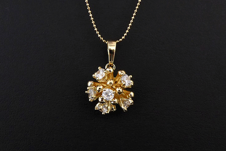 Smukt og elegant smykkesæt belagt på 14 karat guld bestående af halskæde med vedhæng samt ørestikker2 
