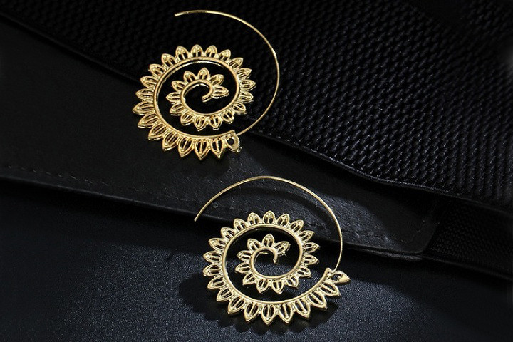 Spiral øreringe med orientalsk mønster, der fås i både guld og sølv farve. 3 