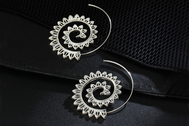 Spiral øreringe med orientalsk mønster, der fås i både guld og sølv farve. 4 