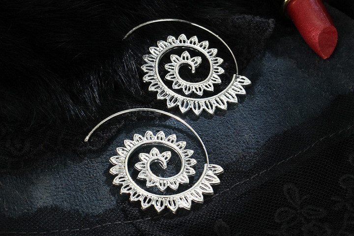Spiral øreringe med orientalsk mønster, der fås i både guld og sølv farve. 5 