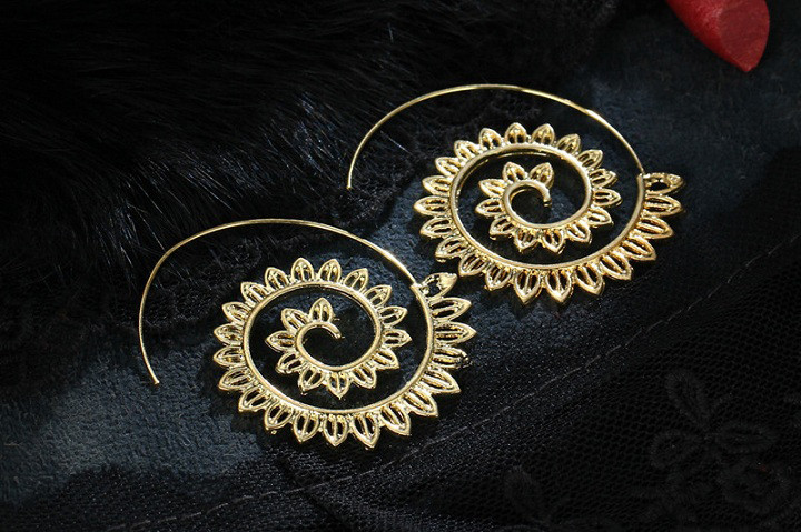Spiral øreringe med orientalsk mønster, der fås i både guld og sølv farve. 6 