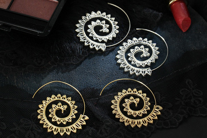 Spiral øreringe med orientalsk mønster, der fås i både guld og sølv farve. 2 